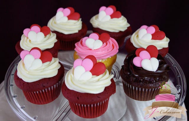(616) Valentine's Day Cupcakes with Royal Icing Hearts