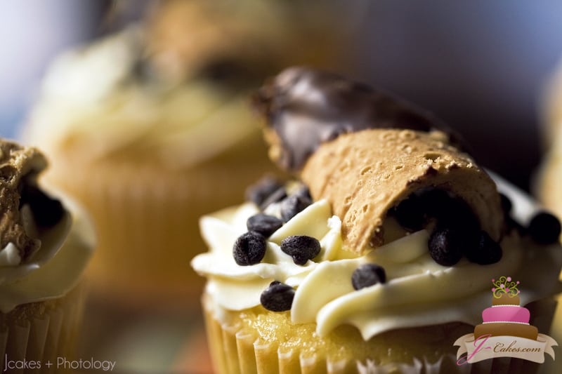 (628) Cannoli Cupcake