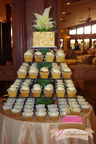 (623) Square Vase Cupcake Tower with Gold Top Tier