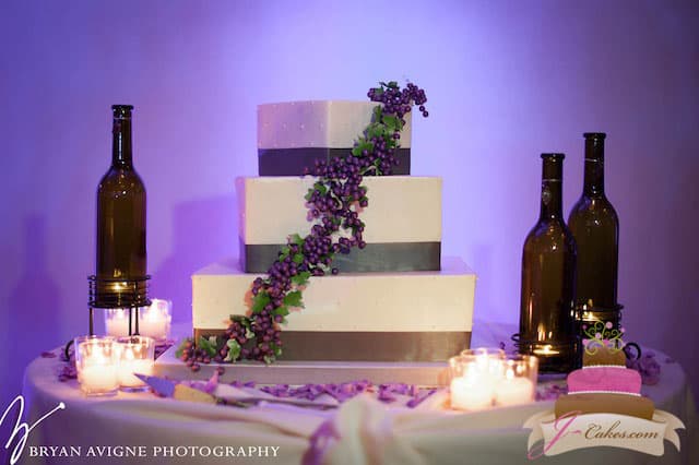 (1020) Vineyard Theme Wedding Cake