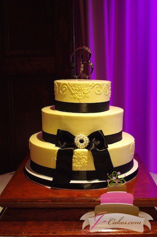 (1066) Queen Anne Wedding Cake with Black Bow and Brooch